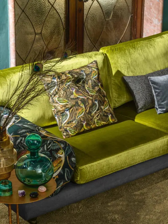 Sofa und Kissen mit JAB Stoffen gepolstert